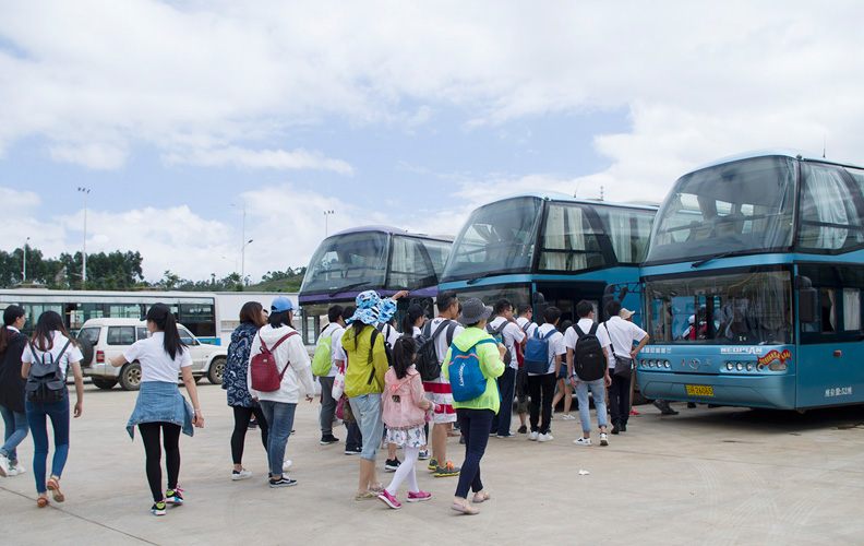 乘坐高铁一个多小时就可以到达普者黑景区，当地旅行社的董事长亲自到车站迎接天度的小伙伴们。