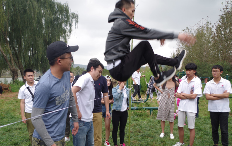 四个小队依次完成跨越横线，每个小伙伴脸上洋溢着愉悦的笑容！此时此刻结果如何并不重要，重要的是在游戏中我们收获了亲密无间的高度默契和队友间无条件的信任！